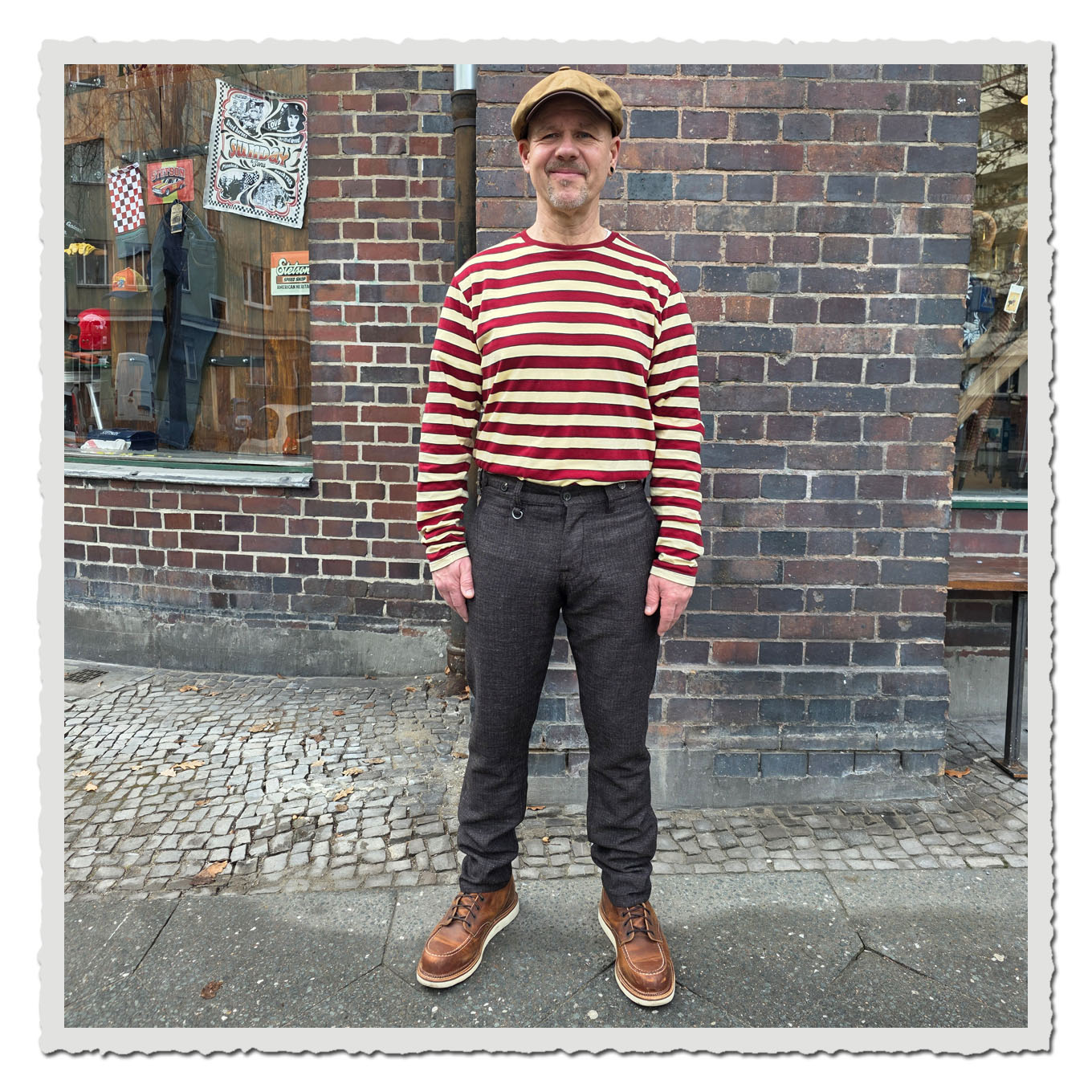 Pike Brothers 1947 Harvester Trousers Owen Brown aus Woll-Leinen von Mann  vor Ziegelwand getragen